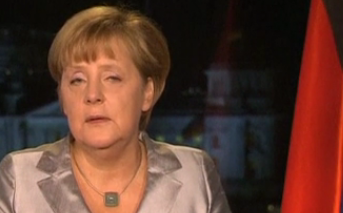 Merkel mit der roten Fahne